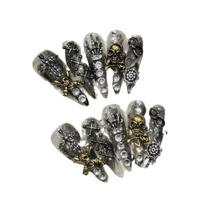 Faux ongles faits main style gothique Halloween avec crâne en bronze et croix métal 3D