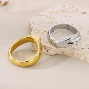 Anello ondulato irregolare minimalista in oro e argento su pietre minerali naturali