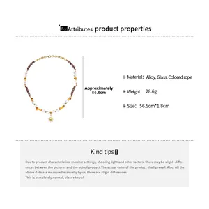 Détail du collier à pendentif soleil bohème avec perles en verre et corde tissée colorée