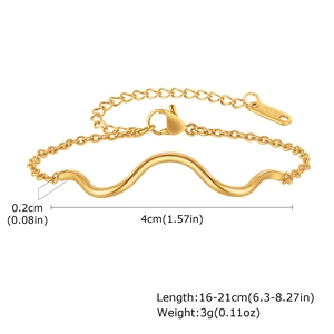 Detail of gold wave-shaped stainless steel bracelet with dimensions and K18 engraving