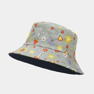 Détails des motifs de fleurs et champignons colorés sur un bob vert sauge élégant