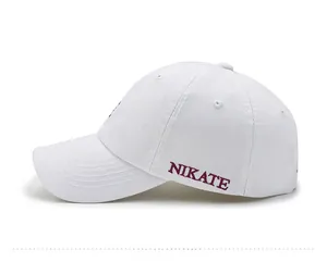 Détail de la broderie NIKATE rouge sur la casquette de baseball en coton blanc