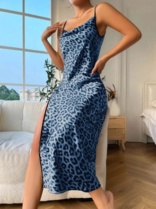 Détail de la robe nuisette léopard bleu avec fente latérale haute et texture satinée