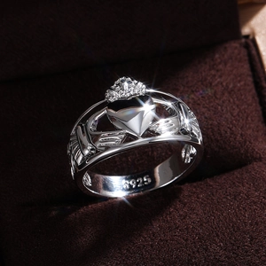 Vue macro d'une bague Claddagh en argent S925 avec cœur et couronne dans son écrin