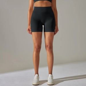 Λεπτομέρεια της ψηλόμεσης ελαστικής ζώνης σε μαύρο σορτς γιόγκα χωρίς ραφές για σύσφιξη