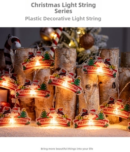 Détail macro d'une guirlande LED de Noël avec motifs Père Noël et Bonhomme de neige