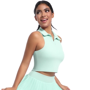 Détail de l'ensemble polo de sport vert menthe et jupe de tennis plissée en tissu stretch
