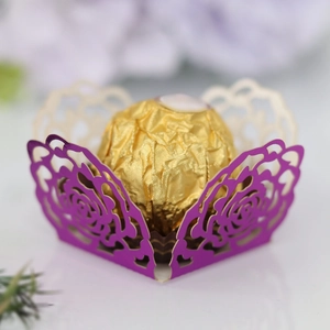 Détail macro de l'emballage rose creuse violette découpé au laser pour bonbons de mariage