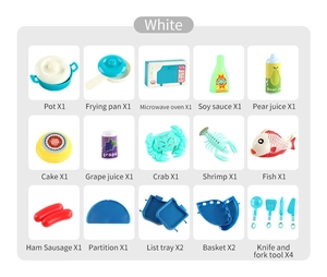 Set dettagliato di accessori per cucina giocattolo con pentole, cibo e posate giocattolo