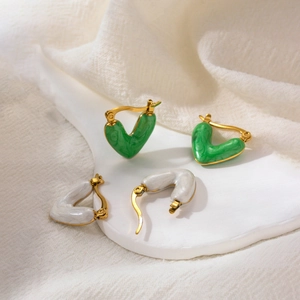 18K gold-plated stainless steel heart earrings with marble enamel in green and white