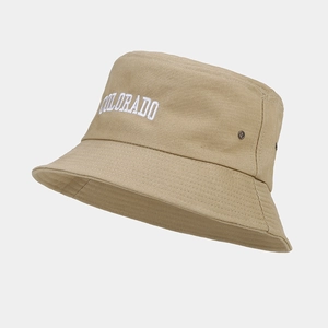 Dettaglio del ricamo COLORADO e degli occhielli in metallo sul cappello a secchiello kaki
