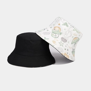 Détail d'un ensemble de bobs deux pièces comprenant un modèle noir et un motif marin coloré