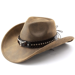 Chapeau de cowboy western marron foncé avec bande en cuir cloutée et détail de taureau