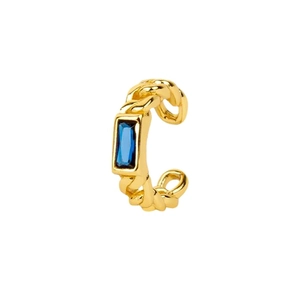 Détail de la boucle d'oreille C plaquée or 18K avec texture chaîne et zircon bleu