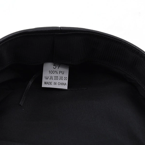 Gros plan détaillé de l'intérieur de la casquette en cuir PU noir avec étiquette 57