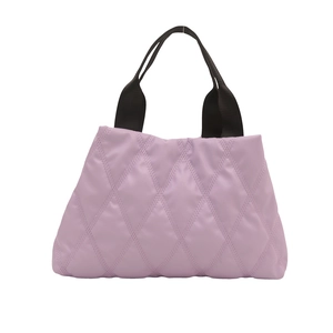 Grand sac cabas matelassé violet avec coutures en losange et anses noires sur fond blanc
