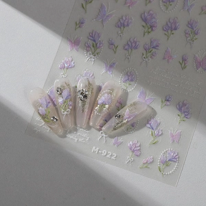 Stickers à ongles M-922 avec papillons et tulipes violets et estampage doré translucide