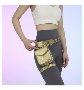 Détail du sac banane doré en cuir gaufré crocodile avec boucle en métal sur modèle