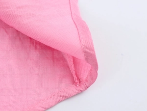 Macro del tessuto rosa dell'abito con trama in cotone lino e dettagli di cucitura fini