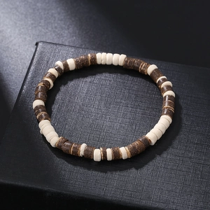 Detail van houten kralenarmband met bruine en crème cilindrische kralen op de doos