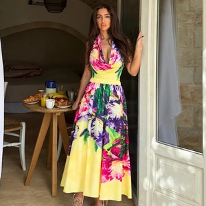Dettaglio del maxi abito giallo all'americana con stampa floreale per le vacanze