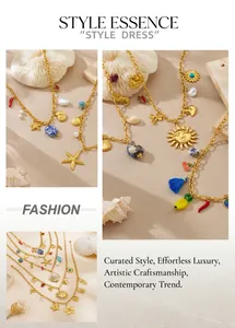 Détail de colliers en acier doré avec pendentifs coquillage et étoile de mer style marin