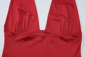 Gros plan sur le haut licou rouge avec design froncé et texture de tissu en maille élastique