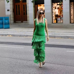 Robe tricotée verte sans manches avec des détails de franges superposées élégants