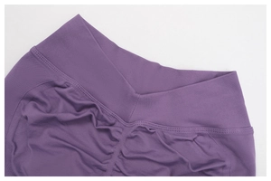 Détail macro du legging de yoga sans couture violet avec taille haute en V croisée