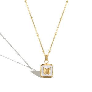 Collier vintage doré avec pendentif carré en nacre et relief de papillon élégant