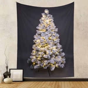 Dettaglio dell'arazzo natalizio nero con albero floccato bianco e luci calde gialle