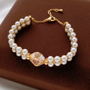 Bracelet double rang de perles avec pièce géométrique dorée et pierres en zircone