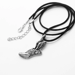 Détail du pendentif basket ailée en argent avec cordon noir sur fond blanc pur