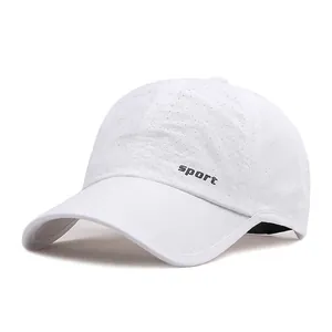 Casquette de baseball blanche en maille respirante avec lettrage sport pour le soleil