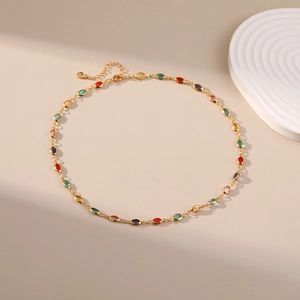 Détail du collier chaîne plaqué or 18 carats avec gemmes en verre ovales colorées