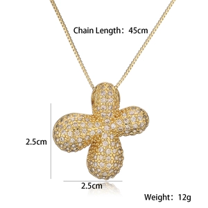 Detail showing 2.5cm clover pendant dimensions and 45cm gold chain specifications