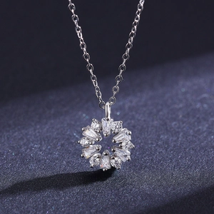 Collana in argento sterling S925 con pendente a fiore e pietre bianche su sfondo scuro