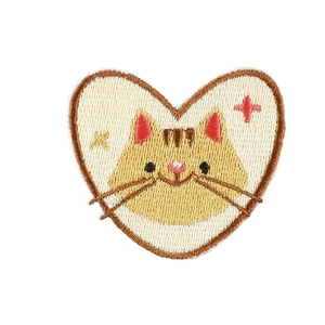 Toppa ricamata a forma di cuore con gatto, dettagli rifiniti nei colori crema e zenzero