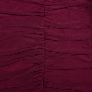 Macro du tissu en maille rouge vin montrant la texture froncée et la couture centrale