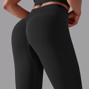Detail der nahtlosen Yoga-Leggings mit hoher Taille, schwarzer Rippstrick-Struktur und Raffung