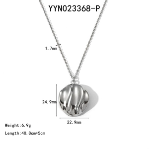 Détail du collier en acier inoxydable argenté avec pendentif ondulé et dimensions précises