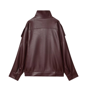 Veste en similicuir bordeaux à col montant et texture grainée, vue de l'arrière