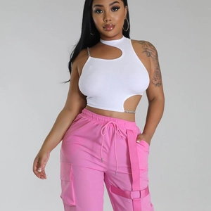 Weißes Strick-Crop-Top mit Metallkette und rosa Cargo-Hose für Damenmode im Set