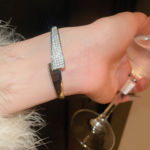 Détail macro du bracelet jonc en argent plaqué or 18 carats avec zircons brillants