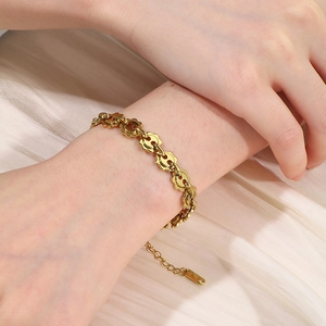Bracelet élégant en acier inoxydable plaqué or 18 carats avec breloques fleurs souriantes