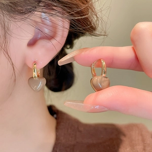 Boucles d'oreilles cœur vintage plaquées or avec résine marron pour un style rétro chic