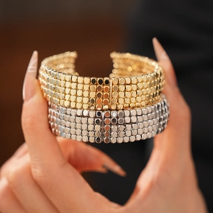 Vue macro de bracelets manchettes perlés multicouches en or et argent polis