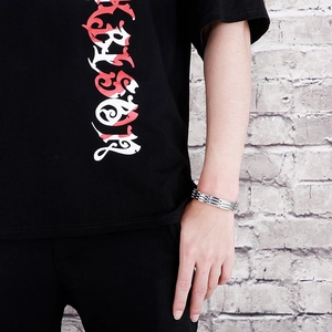 Poliertes silbernes Titanstahlkettenarmband am Handgelenk für Rock-Stil-Look