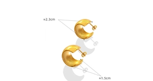 Polierte goldene Chunky Creolen mit Abmessungen von 23mm Höhe und 15mm Breite Detail