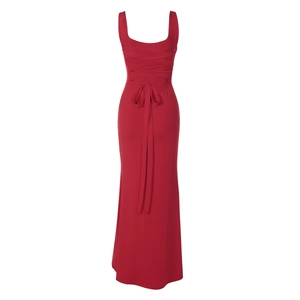 Vue détaillée de la robe longue rouge dos nu avec lacets réglables et nœud élégant